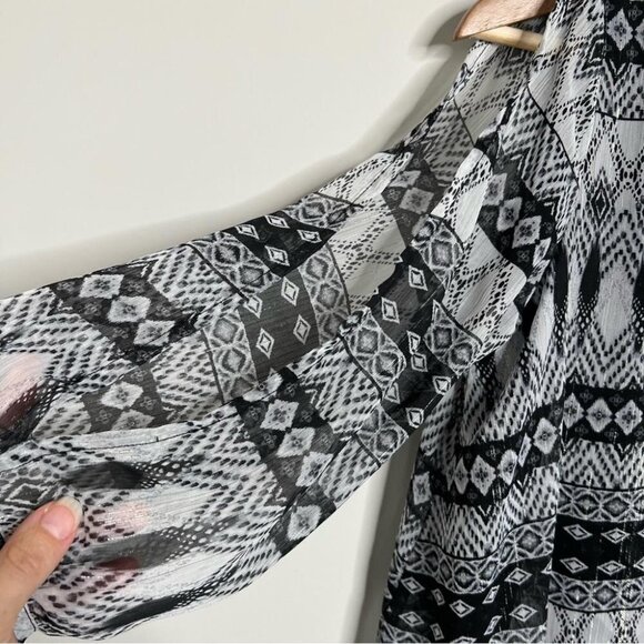 A Byer Womens Size Medium Black Silver Flutter Open Sleeve Blouse Metallic Layer - Picture 3 of 11